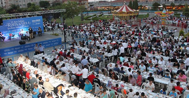 Gebze'de binler iftarını meydanda açtı