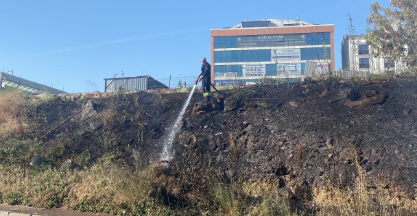 Gebze'de boş arazide yangın