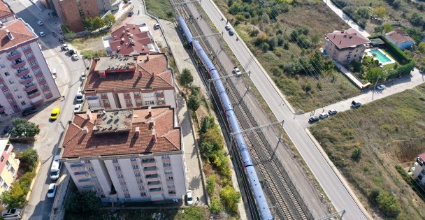 Gebze'de boş yolcu treninin 2 vagonu raydan çıktı