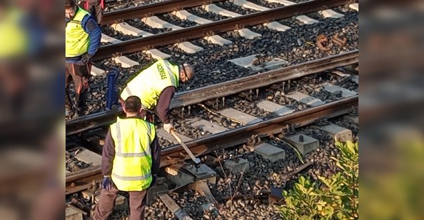 Gebze'de boş yolcu treninin raydan çıkan 2 vagonu kaldırıldı