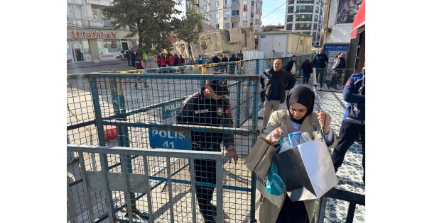 Gebzede boşaltılan 12 binada oturanlar eşyalarını polis kontrolünde aldı