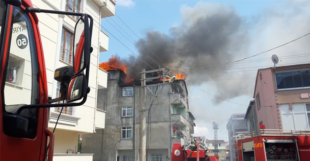 Gebze'de çatı yangını