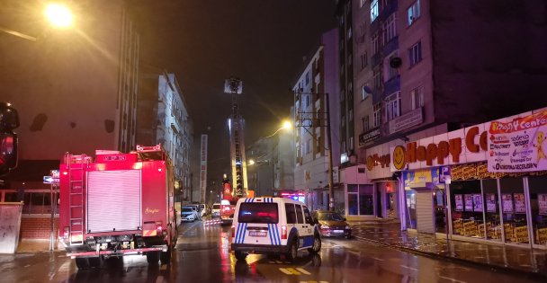 Gebze'de çıkan çatı yangını itfaiye ekiplerince söndürüldü
