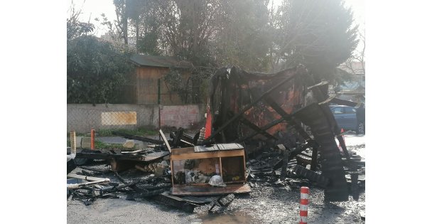 Gebze'de çıkan yangında bekçi kulübesi kullanılmaz hale geldi