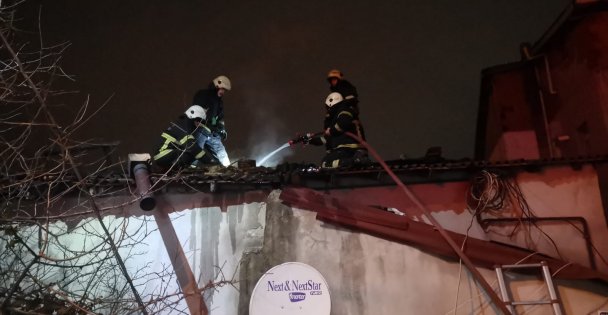 Gebze'de çıkan yangında bina çatısı hasar gördü