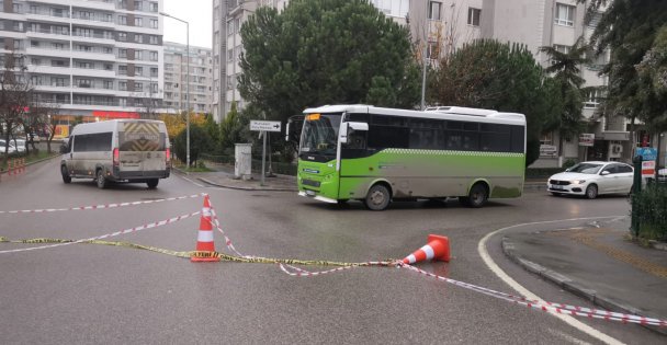Gebze'de çökme meydana gelen yol trafiğe kapatıldı