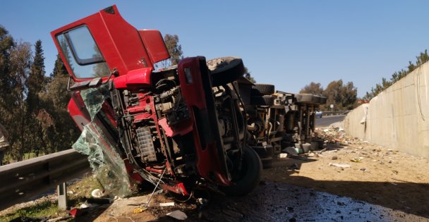 Gebze'de devrilen hurda demir yüklü tır trafiği aksattı