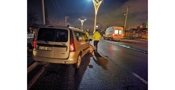 Gebze'de Direğe Çarpan Hafif Ticari Araçtaki Kişi Yaralandı