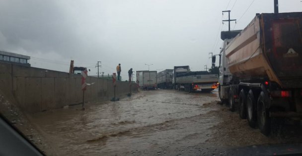 Gebze'de etkili yağmur!