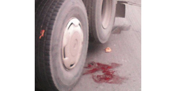 Gebze'de feci kaza: Kamyonun altında kaldı
