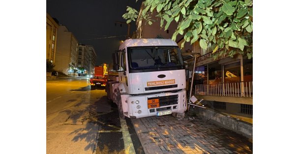 Gebze'de freni boşalan tanker otobüs durağına daldı