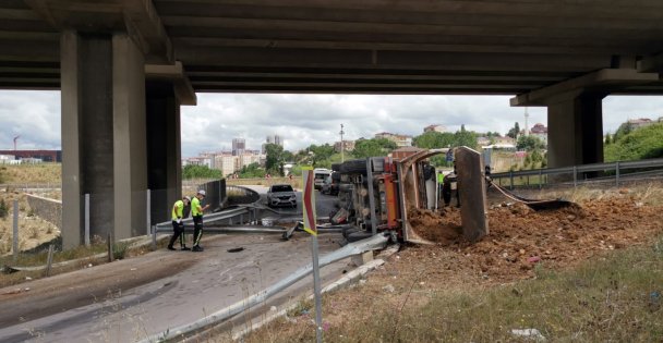 Gebze'de hafriyat kamyonu devrildi