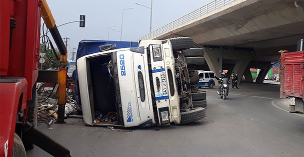 Gebze'de hurda yüklü kamyon devrildi