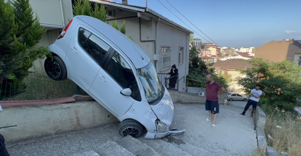 Gebze'de İlginç Kaza! Bahçe Duvarına Asılı Kaldı (Video Haber)