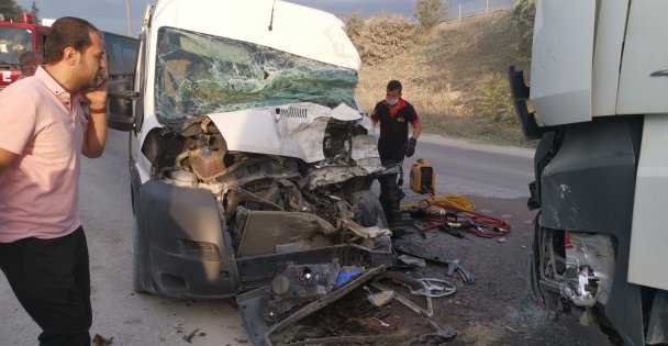 Gebze'de işçi servisi ile hafriyat kamyonu çarpıştı: 5 yaralı