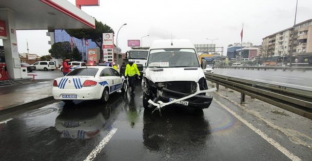 Gebze'de kamyonla çarpışan servis minibüsündeki 2 kişi yaralandı
