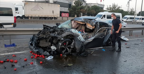 Gebze'de kamyonla otomobil çarpıştı: 2 yaralı