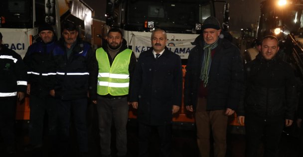 Gebze'de karla mücadele çalışmaları sürüyor