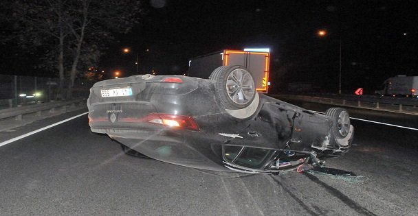 Gebze'de kaza yapan sürücü otomobilini terk etti