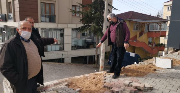Gebze'de kendiliğinden haraket eden tır park halindeki 3 otomobile çarptı