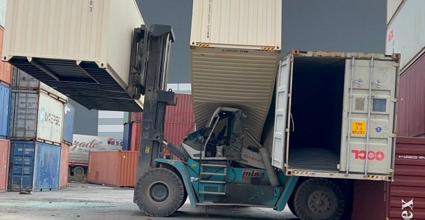Gebze'de konteyner forkliftin üzerine düştü, operatör yaralandı