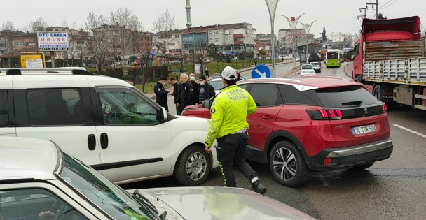 Gebze'de lüks cip ile ticari araç çarpıştı: 1 yaralı