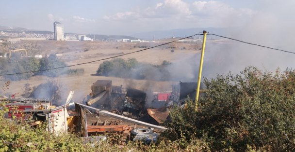 Gebze'de makilik alanda çıkan yangında 3 kişi dumandan etkilendi
