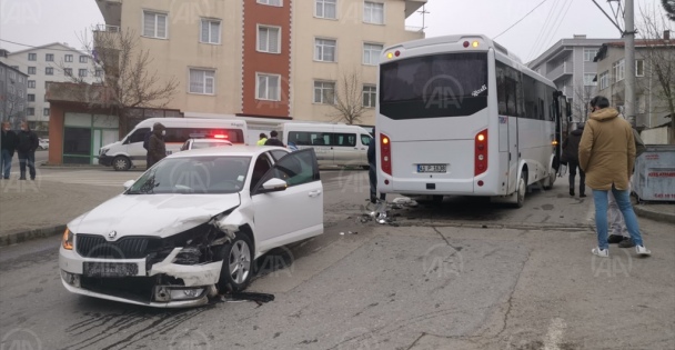 Gebze'de midibüs ile otomobil çarpıştı: 1 yaralı