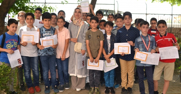 Gebze'de Öğrencilerin Karne Sevinci