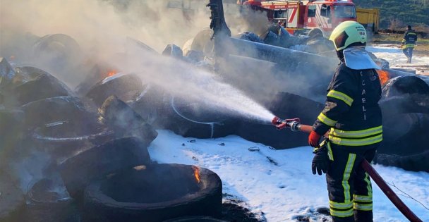 Gebze'de Onlarca İş Makinesi Lastiği Alev Alev Yandı