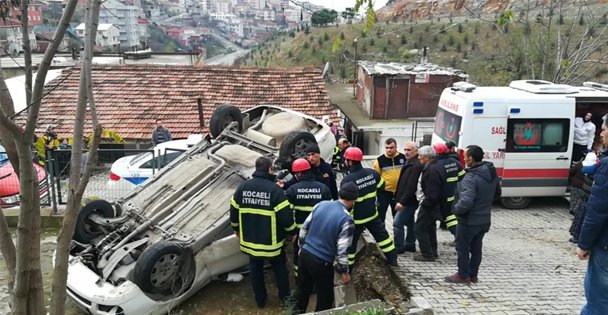 Gebze'de otomobil evin bahçesine devrildi