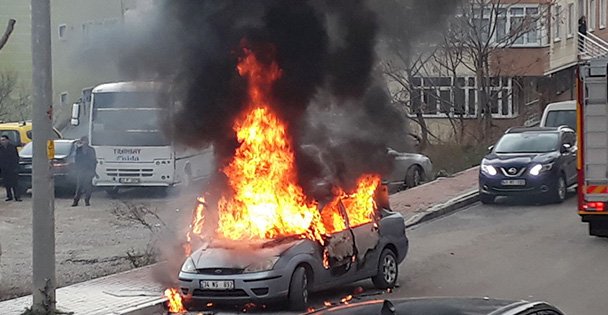 Gebze'de otomobil yangını