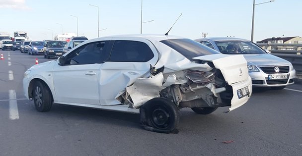 Gebze'de  otomobille hafif ticari araç çarpıştı: 2 yaralı