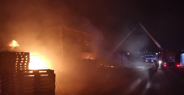 Gebze'de palet fabrikasında yangın