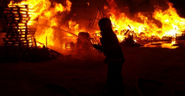 Gebze'de palet fabrikasının imalathane bölümünde yangın
