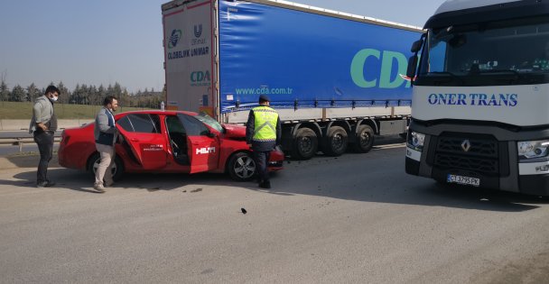 Gebze'de park halindeki tıra çarpan otomobilin sürücüsü yaralandı