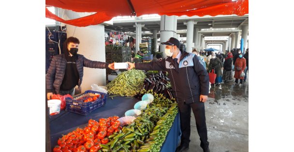 Gebze'de Pazarcılara Koruyucu Maske