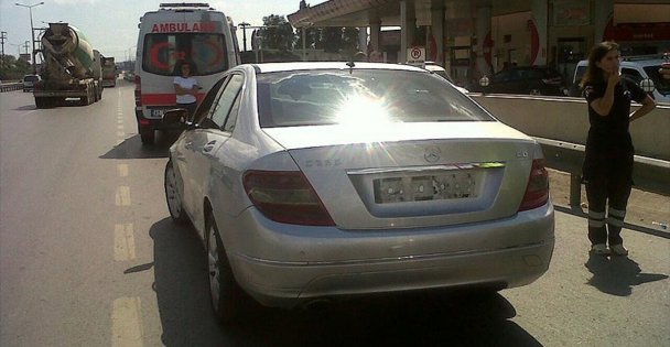 Gebze'de Polis kontrolü sırasında otomobilde ceset bulundu