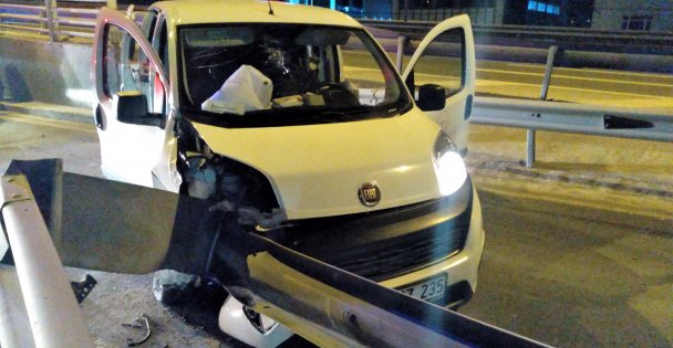 Gebze'de sağlık personelini taşıyan araç refüje çarptı: 2 yaralı