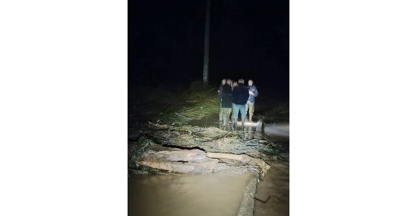 Gebze'de sel felaketi! Köprüden geçmeye çalışan otomobil sel sularına kapıldı