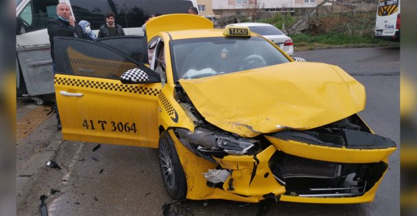 Gebze'de servis minibüsüyle taksi çarpıştı