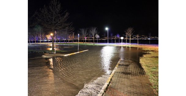 Gebze'de şiddetli rüzgar çatıyı uçurdu