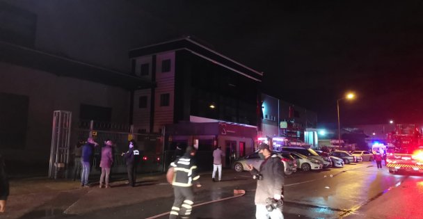Gebze'de silah fabrikasında çıkan yangına müdahale ediliyor