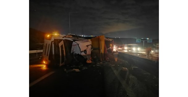 Gebze'de taş yüklü tır devrildi: 1 yaralı
