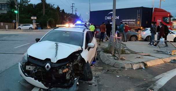 Gebze'de tır ile çarpışan sürücü yaralandı