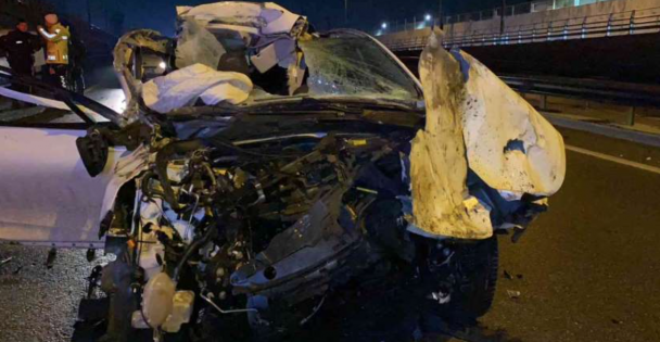 Gebze'de tıra çarpan otomobildeki 2 kişi yaralandı