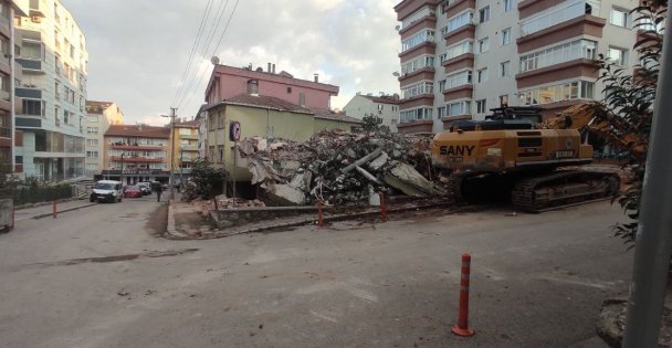 GEBZE'DE YIKILAN BİNA ELEKTRİK TELLERİNE ÇARPTI!