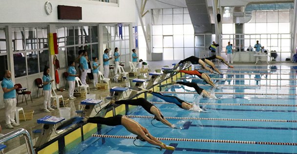 Gebze'de yüzme şampiyonası başladı