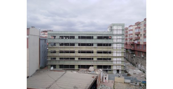 Gebze'deki 7 katlı otoparkın  dış cephesi boyanıyor