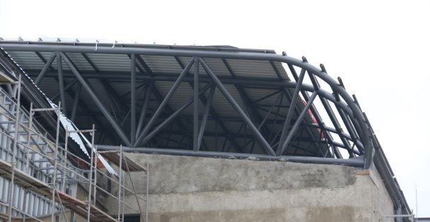 Gebze'deki yüzme havuzunda  çatı montajı yapılıyor